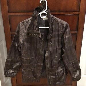 Muttled brown poly nylon jacket with pockets and string to tighten